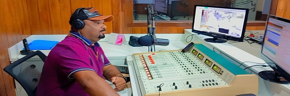 Todos os recursos de que você precisa para iniciar sua rádio na web hoje.